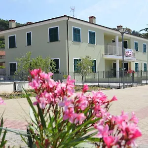 villaggio-la-piana.hotelitalianriviera.com/